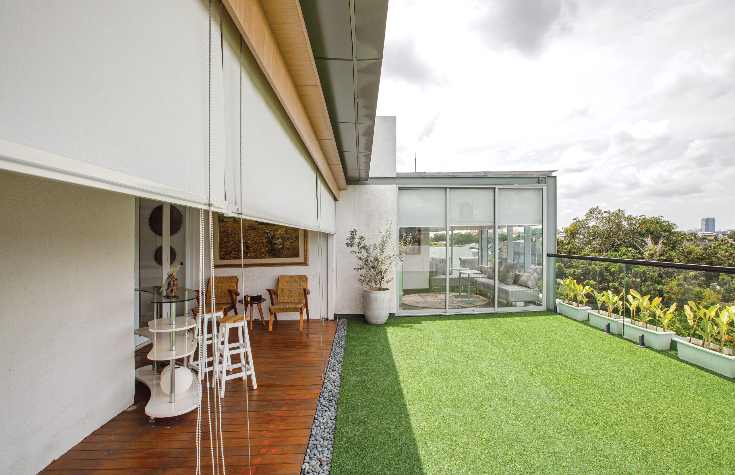 Exterior blinds shading a rooftop terrace