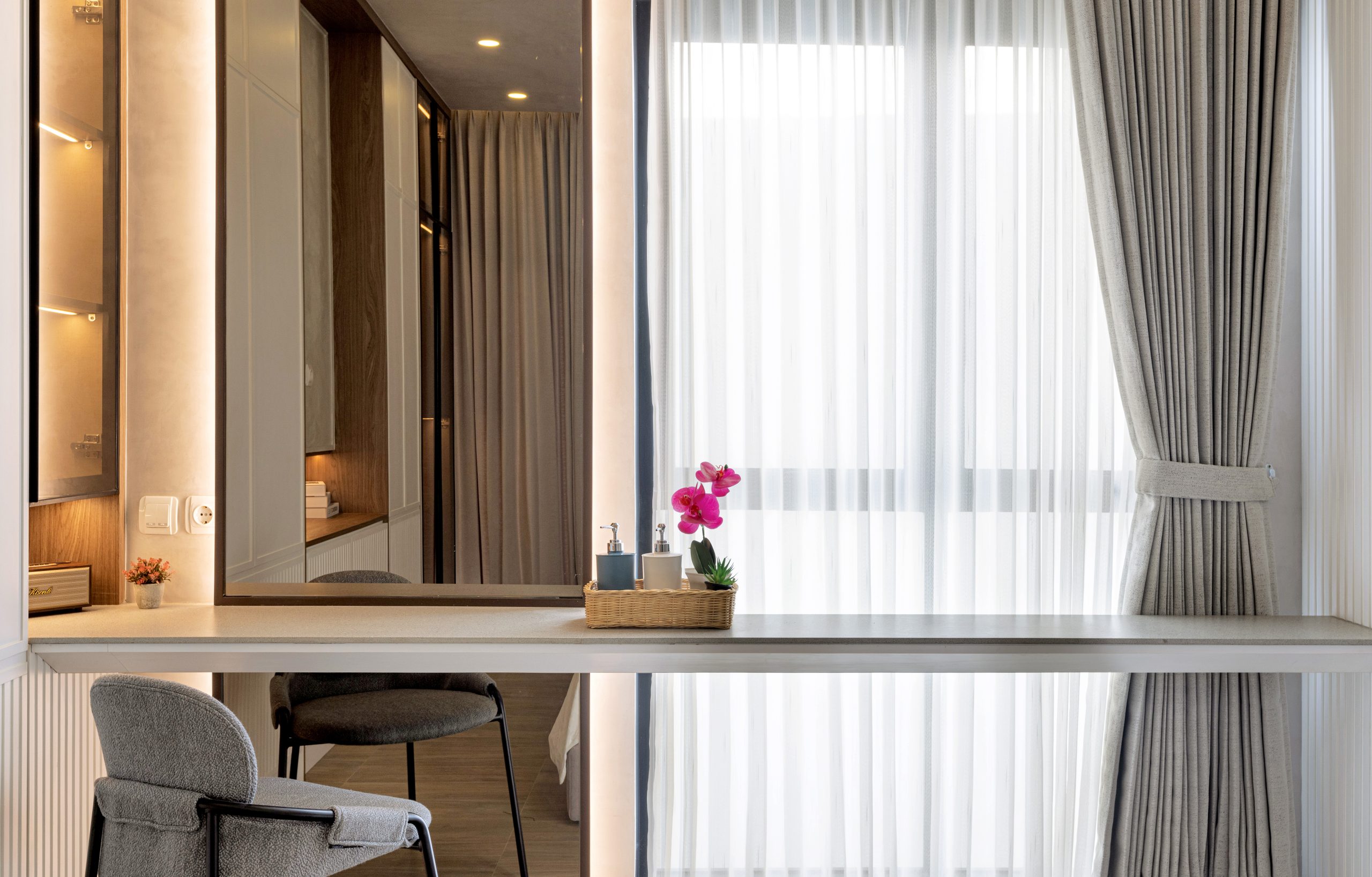 MOWIN made-to-measure interior curtains in a bright residence