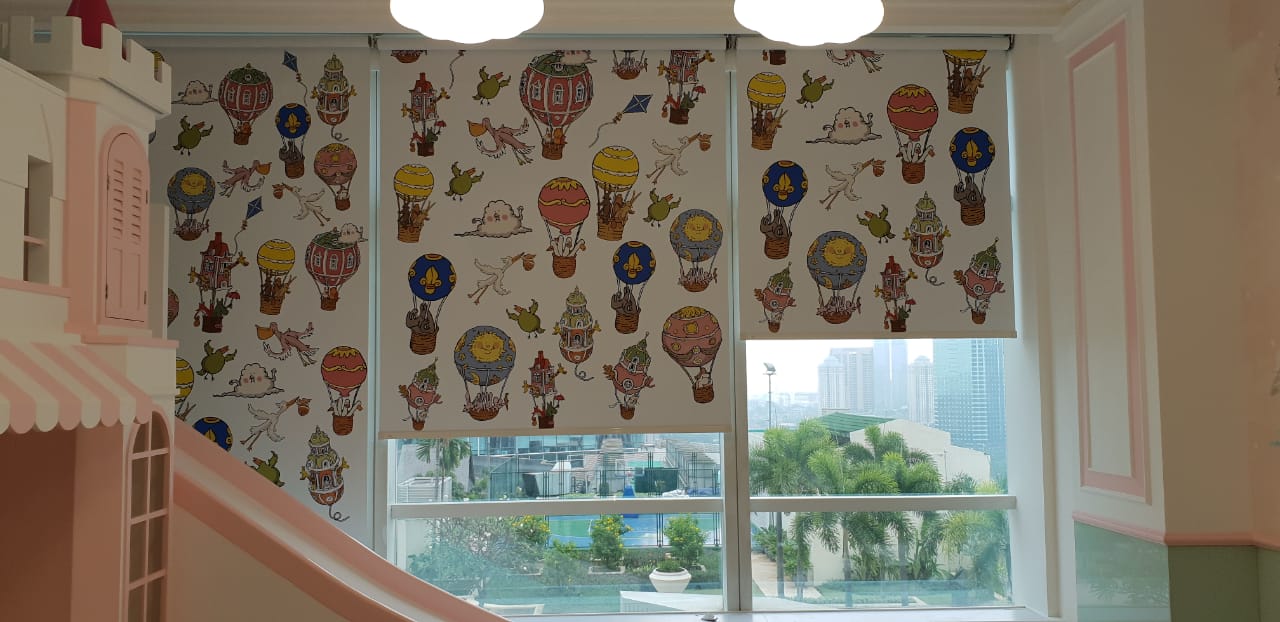 Printed blinds with playful pattern in a kids room