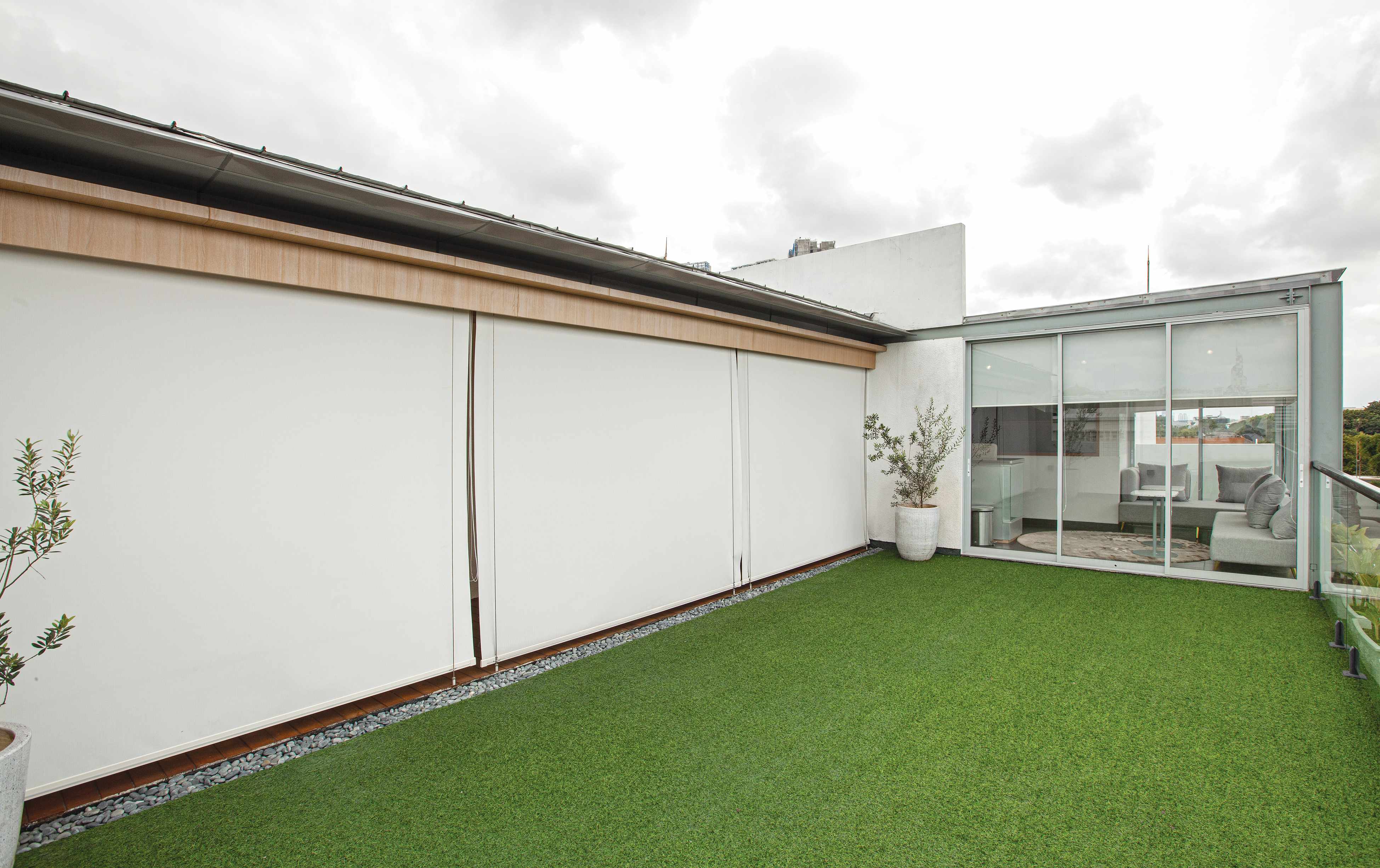 MOWIN exterior blinds shading the Klinik Tivaza facade