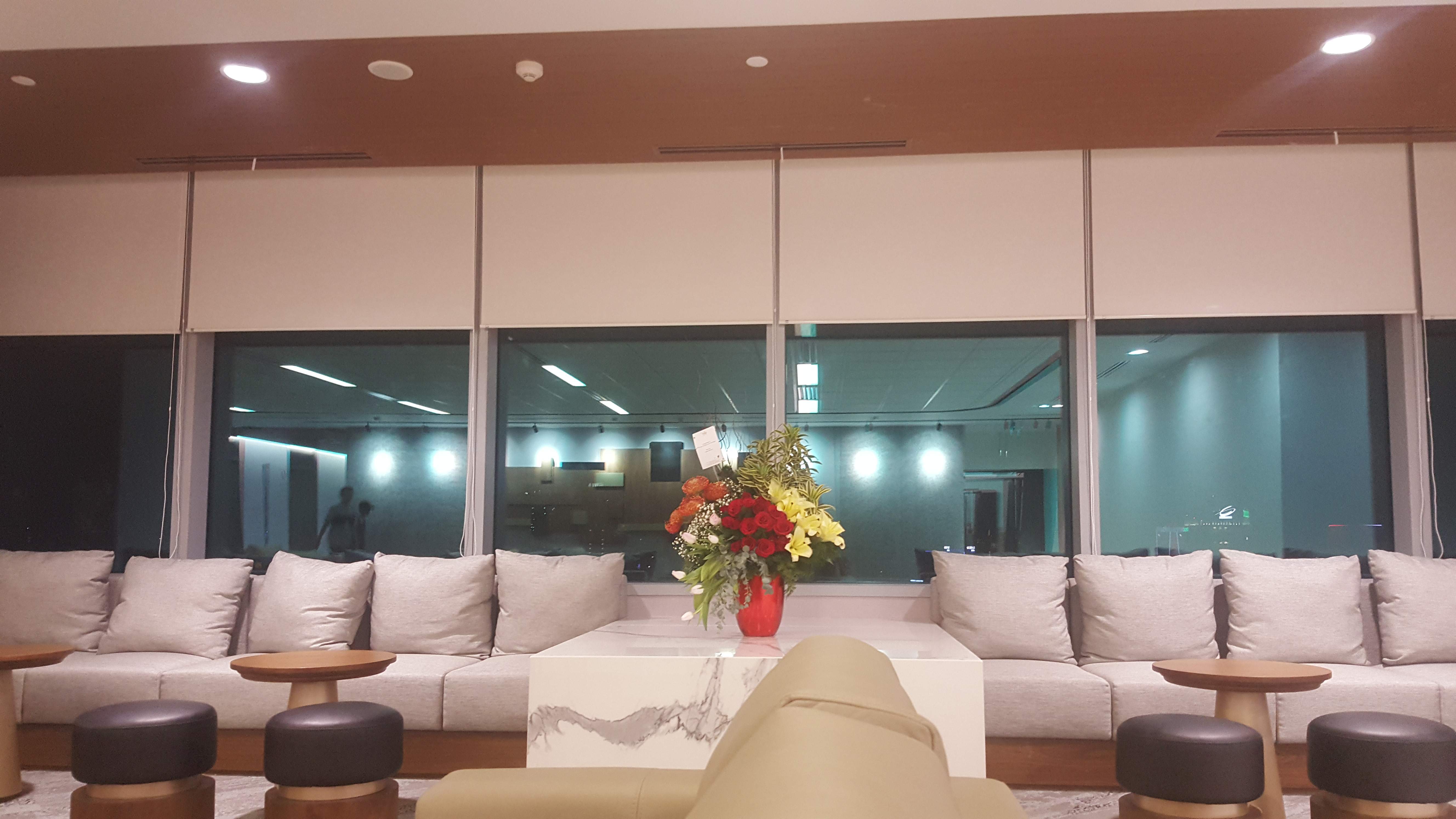 Dimout blinds filtering daylight in an office lounge