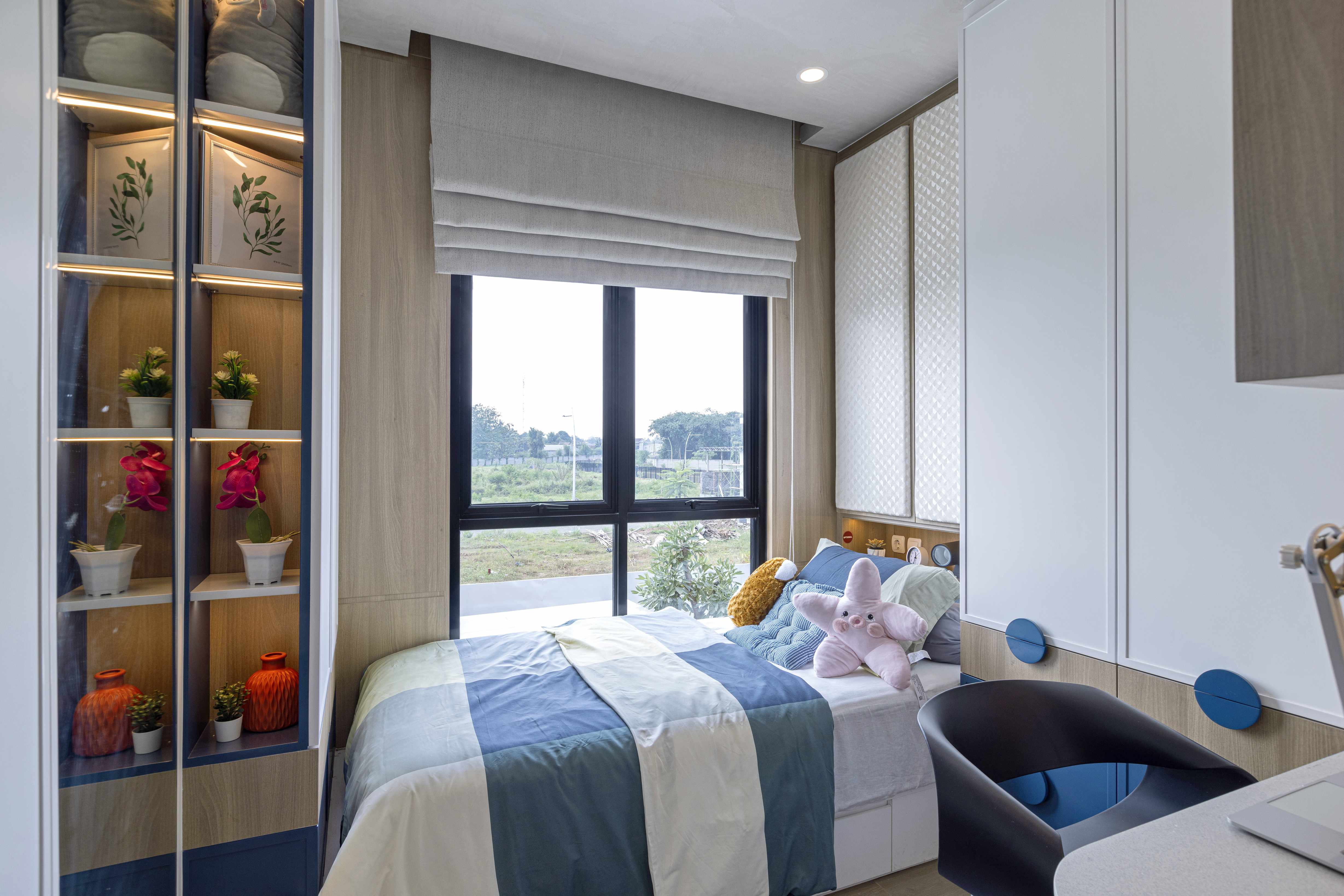 MOWIN roman shade detail in a Griya Idola bedroom